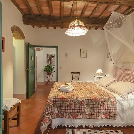 Podere La Montalla Farm stay Contignano